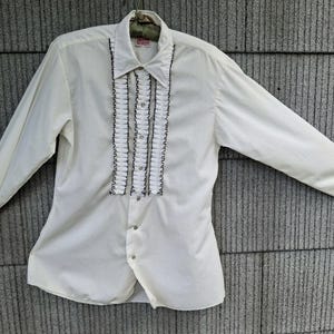 1970年代のヴィンテージクリームブラックシャツカウボーイウエスタンディスコタキシードパールスナップフリル