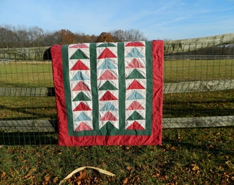 Vintage Handmade Appliqued Patchwork Quilt - Excellent Vintage Condition - Baby Quilt - Lap Quilt - Wall Hanging - Christmas Quilt