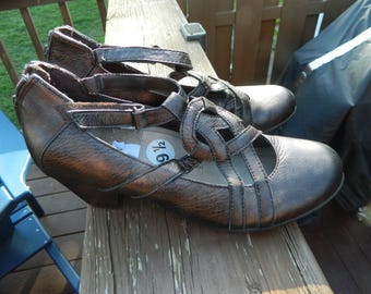 Zapatos de mujer de cuero marrón tierra vintage con tira en T y tacón apilado - Talla 9.5 M