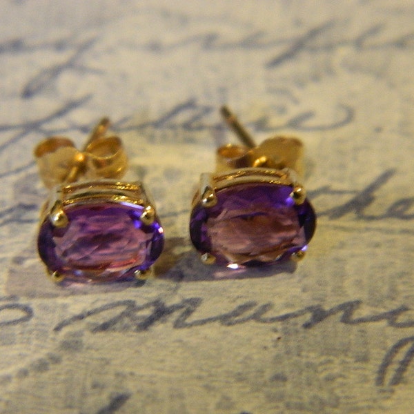 Vintage Ladies 14k Yellow Gold Amethyst Earrings