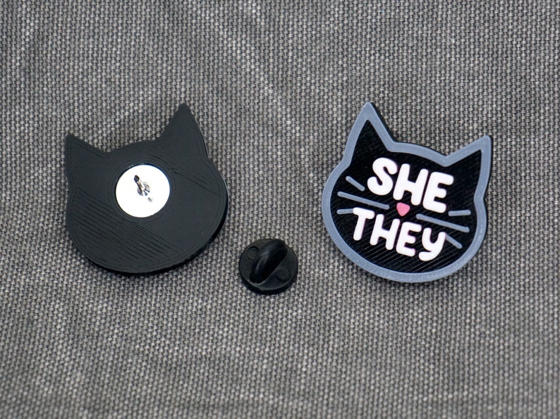 LGBT Pronomen Pins She Her He Him They Them Acryl H Produktbild-Vorschau 1
