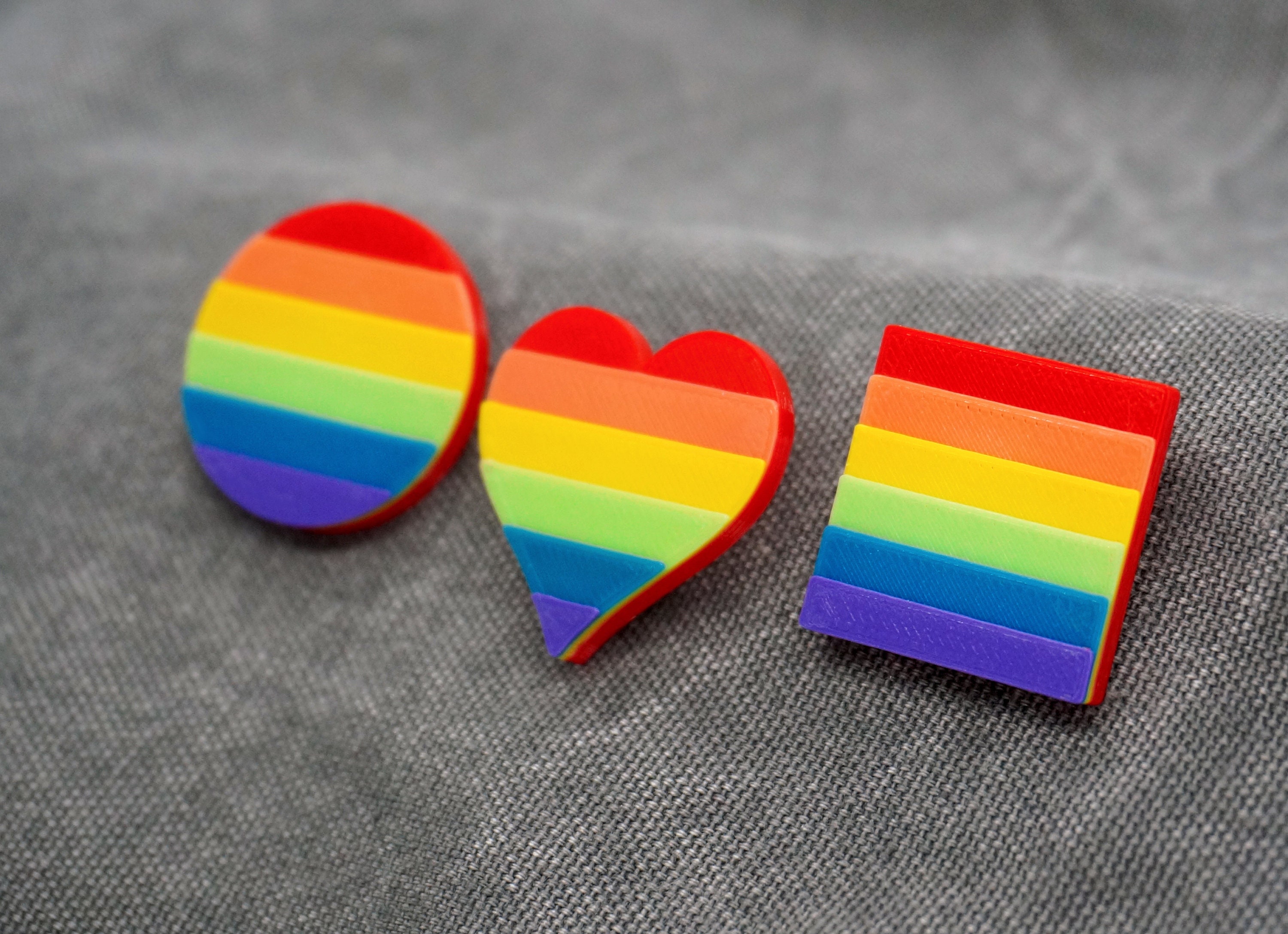 Amazon | LGBTQ LGBT プライド レインボー エナメル ピン バッジ