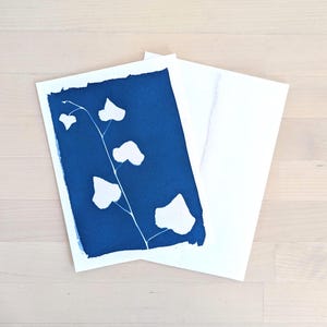 Carte de voeux cyanotype feuille de lierre, impression soleil botanique faite main 5 x 7 po, art nature minimaliste, carte vierge, art végétal, cadeau pour amoureux de la nature