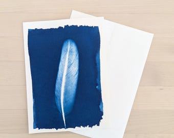 Kaart met veren cyanotype: handgemaakte wenskaart met zonafdruk