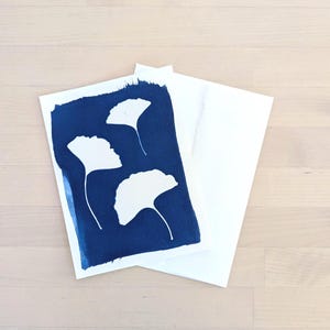Carte de voeux de feuille de ginkgo faite main, impression botanique 5 x 7 po, cyanotype inspiré de la nature, art végétal, cadeau pour amoureux de la nature