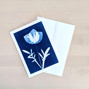 Carte de voeux ou oeuvre d'art murale fleur cyanotype originale, impression soleil botanique faite main 5 x 7 po., art nature minimaliste, carte vierge, art végétal