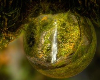Chute d’eau dans glass ball: 8x10 image de photographie de la nature.