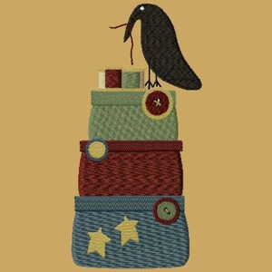 Puede incluir: Una pila de tres cajas coloridas con un cuervo negro posado en la parte superior. Las cajas están decoradas con estrellas, botones y un patrón de rayas rojas y blancas.