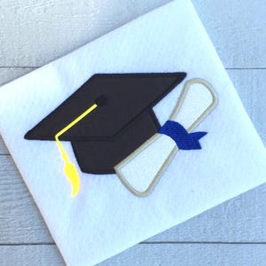 Diseño de bordado a máquina de sombrero de graduación con aplique de diploma