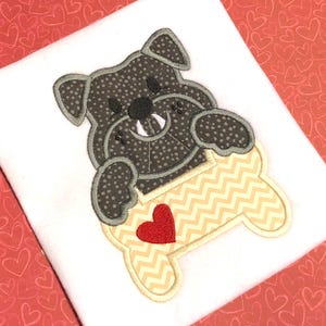 Broderie à la machine Bouledogue avec appliqué en os