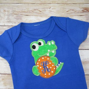 Motif de broderie machine en applique monogramme alligator