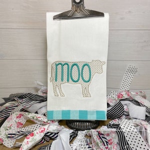 Diseño de bordado a máquina con silueta de vaca y motivo de palabra "muuu"