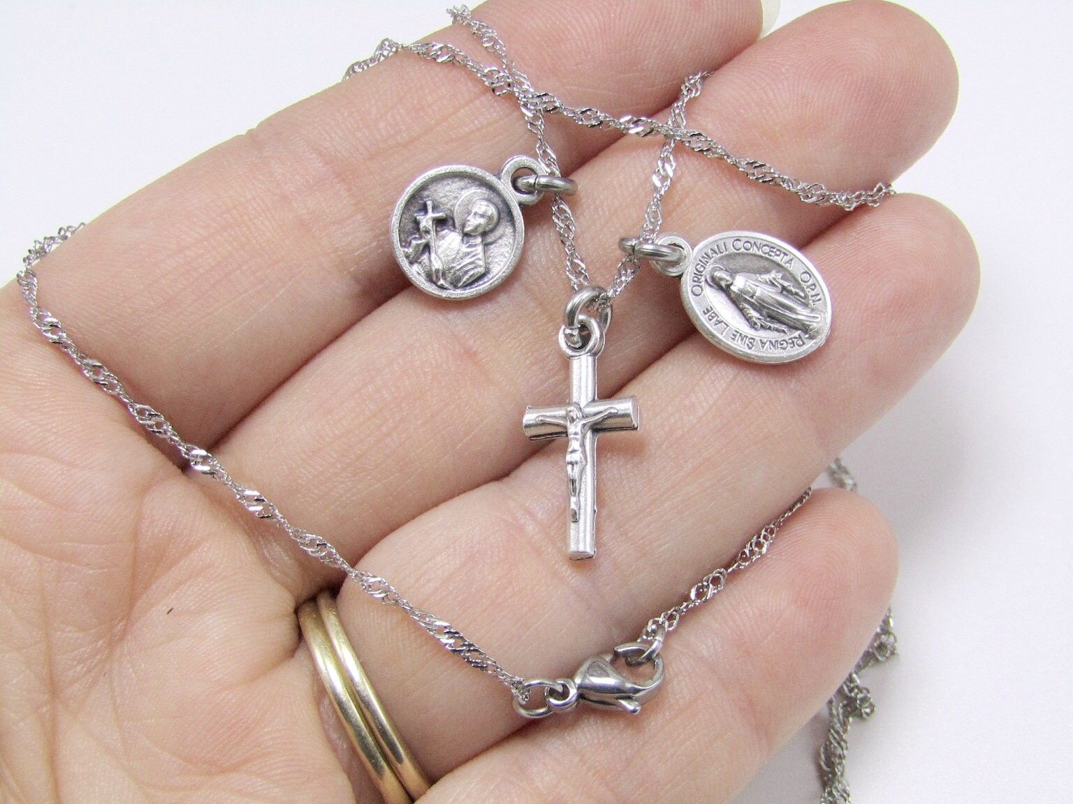 ネックレス・チョーカー TRIOMPHE DE LYS MEDAL NECKLACE IN STERLING SILVER AND ONYX TRIOMPHE DE LYS MEDAL NECKLACE IN STERLING SILVER AND ONYX