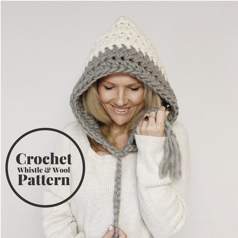Puede incluir: Un gorro de punto con capucha de color gris y blanco. El gorro tiene un cord&oacute;n largo trenzado que se puede atar debajo de la barbilla. El texto "Crochet Whistle & Wool Pattern" es visible en la imagen.
