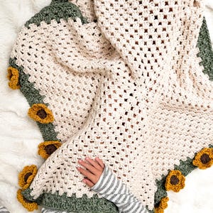 Sunflower Lapghan, Crochet Blanket Pattern, easy for beginner plus, using granny stitch, all one piece with border (PDF Pattern)