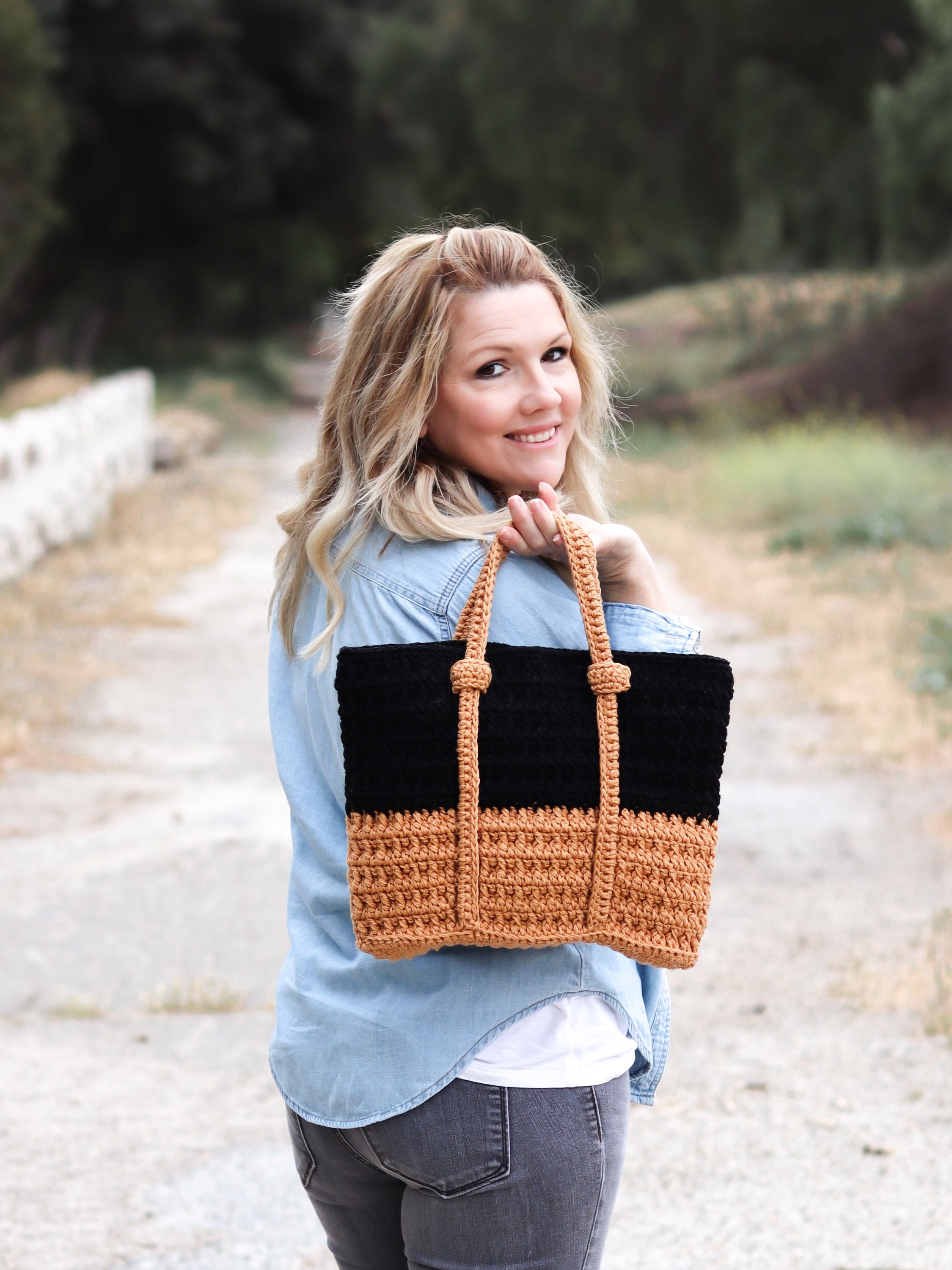 CROCHET PATTERN Baker Street Bag. Crocheted in the Roundeasy 