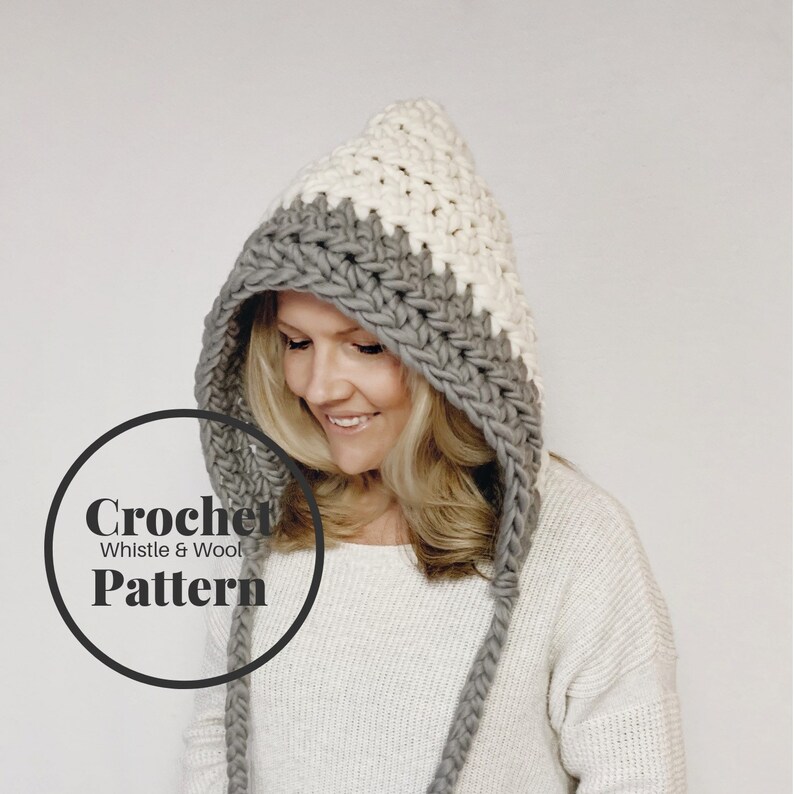 Puede incluir: Un patr&oacute;n de crochet para una bufanda con capucha en blanco y gris. El patr&oacute;n se llama "Whistle & Wool Crochet Pattern".