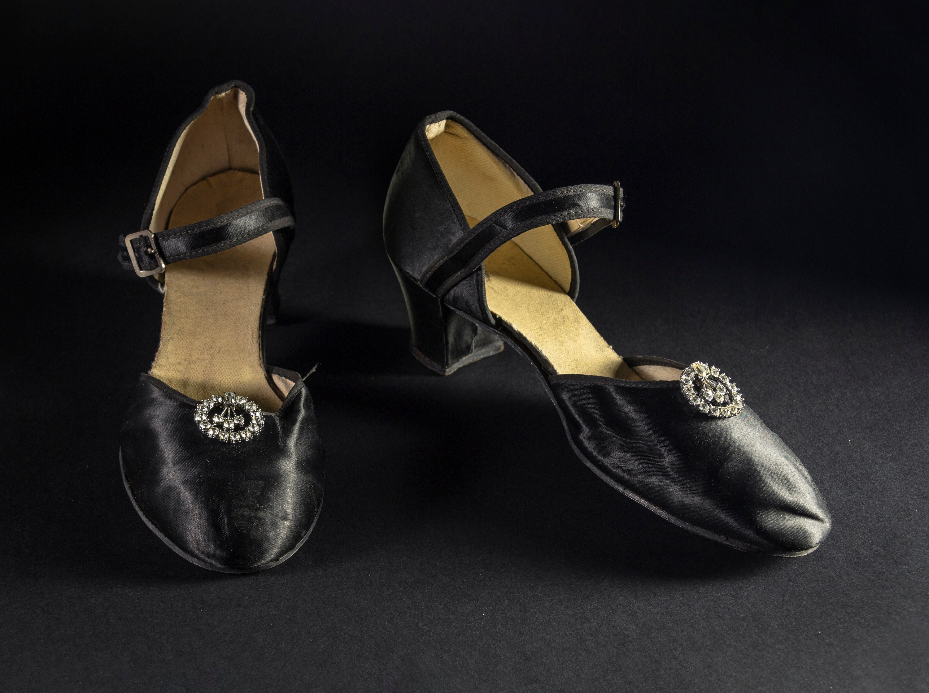 Schoenen klein formaat goud Oude gebruikte dansende schoenen Schoenen Meisjesschoenen Verkleden 