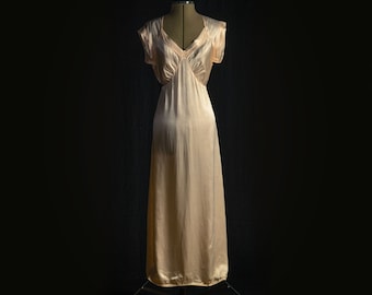 Vintage Lingerie, Original 1940s Apricot Sweetheart Neckline, Slip/Nightgown, Labelled CC41 Utility...