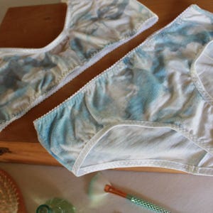 Waterverf wolken lingerie, bruidslingerie, something blue slipje afbeelding 3