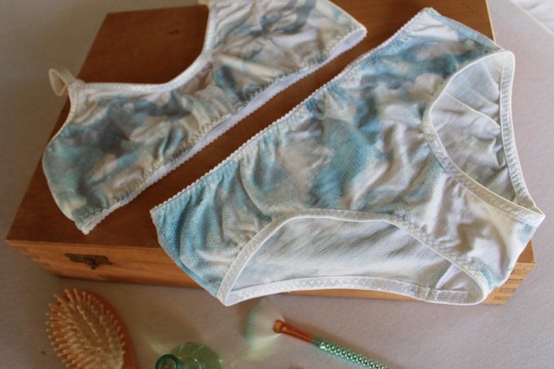 Waterverf wolken lingerie, bruidslingerie, something blue slipje afbeelding 3