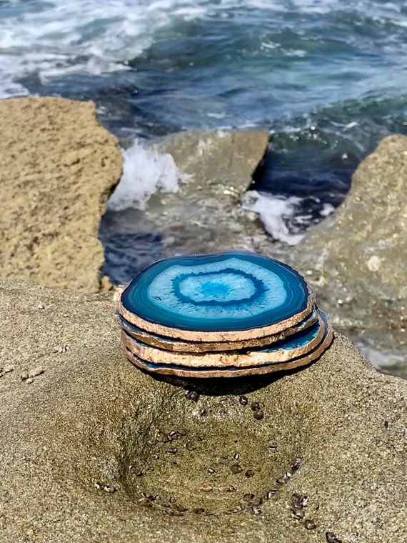 Gold Agate Coaster Set – Natural Crystal Slice Coasters with Rubber Feet | Gold Rim Stone Drinkware | Geode Home Accent & Gift