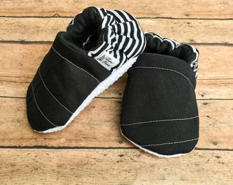 Mocasines a rayas blancas y negras - Zapatos de cuna de lona negra - Black Stripe Stay On Booties - Zapatos de bebé de género neutro - Regalo de baby shower