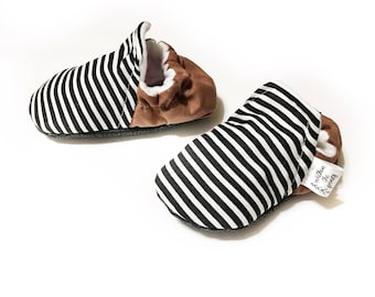 Mocasines de rayas blancas y negras - Stripe Baby Moccs - Zapatos de bebé de rayas - Mocasines neutros - Regalo de baby shower - Moda de bebé hipster - Bronceado