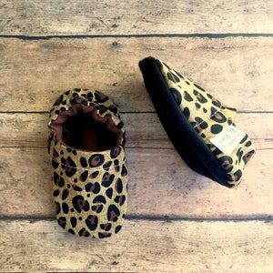 Cheetah Baby Shoes - Cheetah Baby Moccs - Cheetah Moccasins - Leopard Baby Shoes - Stay on Booties - Animal Baby Shoes - Girl Baby Shower