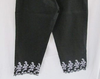 Capris sz M Black White Eyelet Trim  Womens Capris Size Med Capri Pants Women  Ruffle Capris Black Capri Pants