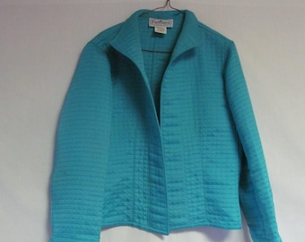 Puede incluir: Una chaqueta acolchada turquesa con cuello y mangas largas. La chaqueta está desabrochada y tiene una etiqueta que dice "Pavillion".