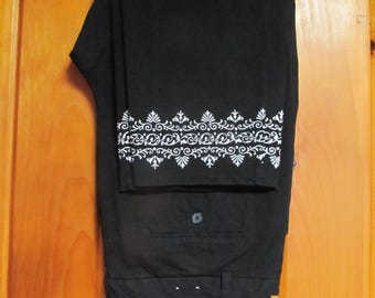 Capris sz 16 Black White Embroidered Trim  Womens Capris plus sz Capri Pants Women Black Capri Pants Plus sz 16 Pants