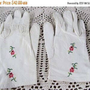 White leather Gloves Embroidered Lambskin Gloves Delicate White Leather Gloves Driving Gloves sz sm Pink Roses embroidered Roses White Glove
