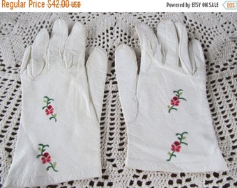 White leather Gloves Embroidered Lambskin Gloves Womens Delicate White Gloves Driving Gloves sz sm Pink Roses embroidered Roses White Glove