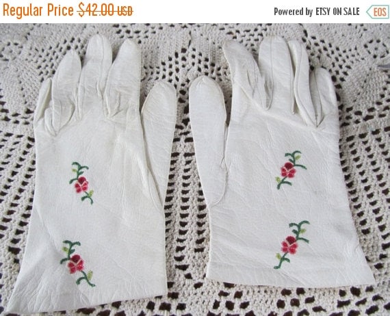 White leather Gloves Embroidered Lambskin Gloves Womens Delicate White Gloves Driving Gloves sz sm Pink Roses embroidered Roses White Glove