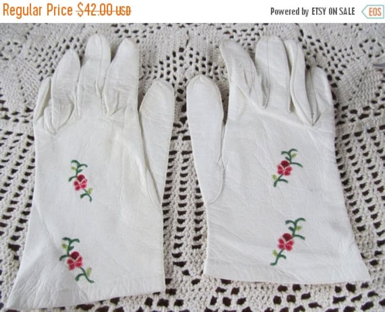 White leather Gloves Embroidered Lambskin Gloves Delicate White Leather Gloves Driving Gloves sz sm Pink Roses embroidered Roses White Glove