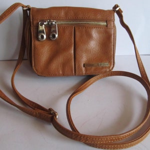 Borsa a tracolla Kenneth Cole Reaction in ecopelle Borsa a tracolla marrone Borsa a tracolla Boho Classic Carmel Marrone Tracolla regolabile