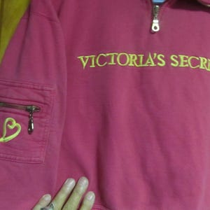 Pull à Capuche Victoria's Secret Taille S Rose Graphique - Manches Courtes, Occasion Très Bon état