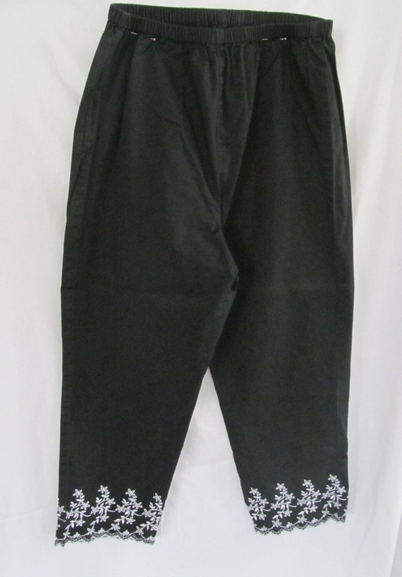 Capris sz M Black White Eyelet Trim  Womens Capris