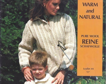 Könnte beinhalten: Eine Frau und ein Kind tragen cremefarbene Strickpullover. Die Frau hält eine Stricknadel und das Kind steht neben ihr. Der Text "Warm and Natural" ist auf orangefarbenem Hintergrund gedruckt. Der Text "Pure Wool Reine Schafwolle" ist auf orangefarbenem Hintergrund gedruckt. Der Text "Leaflet #4 $1.75" ist auf orangefarbenem Hintergrund gedruckt. Der Text "PHILDAR" ist in orange auf schwarzem Hintergrund gedruckt.