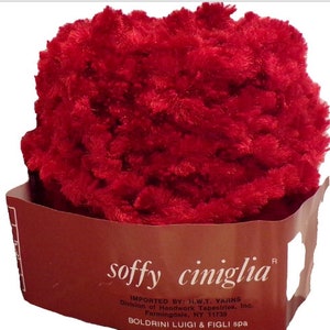 K&ouml;nnte beinhalten: Eine Kugel roter, flauschiger Wolle mit dem Etikett "soffy ciniglia" und dem Text "IMPORTED BY: H.W.T. YARNS Division of Handwork Tapestries, Inc. Farmingdale, NY 11735 BOLDRINI LUIGI & FIGLI spa"