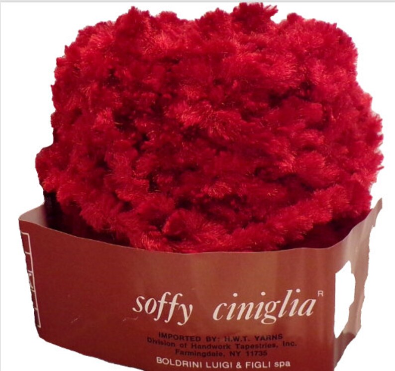 K&ouml;nnte beinhalten: Eine Kugel roter, flauschiger Wolle mit dem Etikett "soffy ciniglia" und dem Text "IMPORTED BY: H.W.T. YARNS Division of Handwork Tapestries, Inc. Farmingdale, NY 11735 BOLDRINI LUIGI & FIGLI spa"