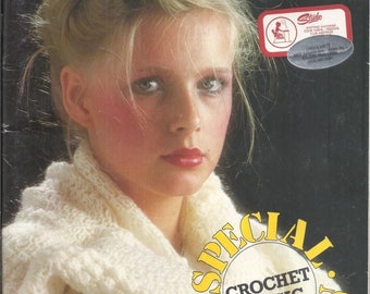 Könnte beinhalten: Ein Magazincover mit einer Frau mit blonden Haaren, die einen weißen Häkel-Schal trägt. Das Magazin trägt den Titel "Pulsar Mailles Special Crochet Magic Edition" und die Nummer 71 auf dem Cover. Das Cover enthält auch den Text "France 7,50 F - Belgique/Belgie Fr. 50 - Nederland Fl. 120 Ptas - Danmark/Norge Kr 7,95 - Deutschland D.M. 4,45 - Sverige Kr. 5,95 - U.S.A./Can $5.25 - Österreich 30 OS - Suisse 4,50 FS/SF."