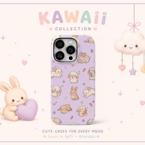 Könnte beinhalten: Eine hellviolette Smartphone-Hülle mit einem wiederkehrenden Muster aus kleinen braunen und weißen Hasen, Karotten und Sternen. Der Text KAWAii COLLECTION steht oben und CUTE CASES FOR EVERY MOOD Sweet Soft Adorable unten.