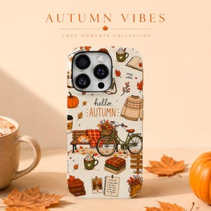 Op de afbeelding: Een crèmekleurig smartphonehoesje met een herhalend patroon van herfstachtige illustraties, waaronder een fiets, een bankje, een trui, pompoenen, mokken met warme chocolademelk, boeken en gevallen bladeren, met de tekst hello, AUTUMN in het midden.