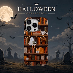 Pode incluir: Uma capa de smartphone com uma ilustração de estante com um fantasma branco segurando uma caneca, um gato malhado laranja dormindo, vários livros, plantas em vasos e abóboras. O design inclui iluminação quente em fundo escuro.