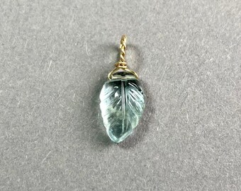 PENDENTIF FEUILLE D'AIGUE-MARINE, été boho, aigue-marine avec/sans collier, cadeau pour elle, pièce unique faite à la main, remplie d'or, pierre précieuse turquoise