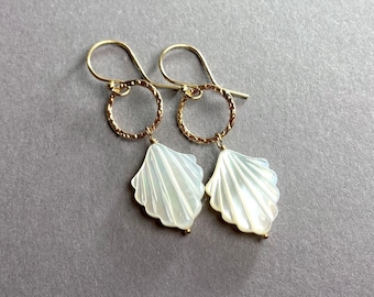 PENDIENTES DE ABANICO DE MADRE PERLA, rellenos de oro, regalo para ella, pendientes hechos a mano, pendientes colgantes de verano, joyas boho, pendientes de aro pequeños, blanco