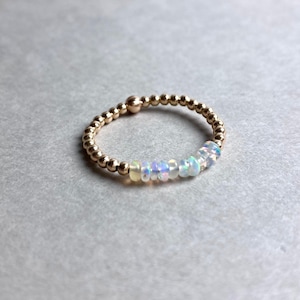 OPAL BEAD RING, delicado anillo de apilamiento de oro, anillo de perlas, regalo para ella, anillo de amistad, anillo relleno de oro rosa ópalo, regalo para su anillo imagen 2