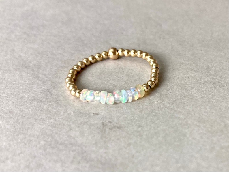 OPAL BEAD RING, delicado anillo de apilamiento de oro, anillo de perlas, regalo para ella, anillo de amistad, anillo relleno de oro rosa ópalo, regalo para su anillo imagen 1